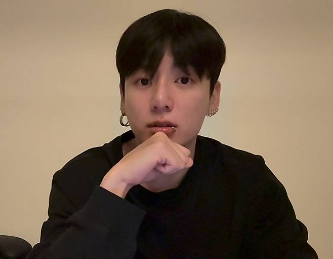 실시간 1090만명이 지켜봤다..방탄소년단 정국 40곡 열창 개인 라이브 방송에 전 세계 '열광'