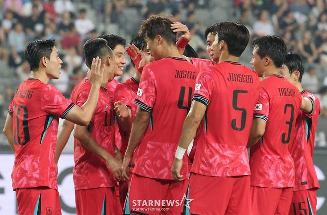 2025 동아시아축구연맹(EAFF) E-1 풋볼 챔피언십(동아시안컵) 한국-중국전이 7일 경기도 용인미르스타디움에서 열렸다. 대한민국 감주성이 세 번째 골을 터뜨린 후 동료들과 기뻐하고 있다. /사진=김진경 대기자