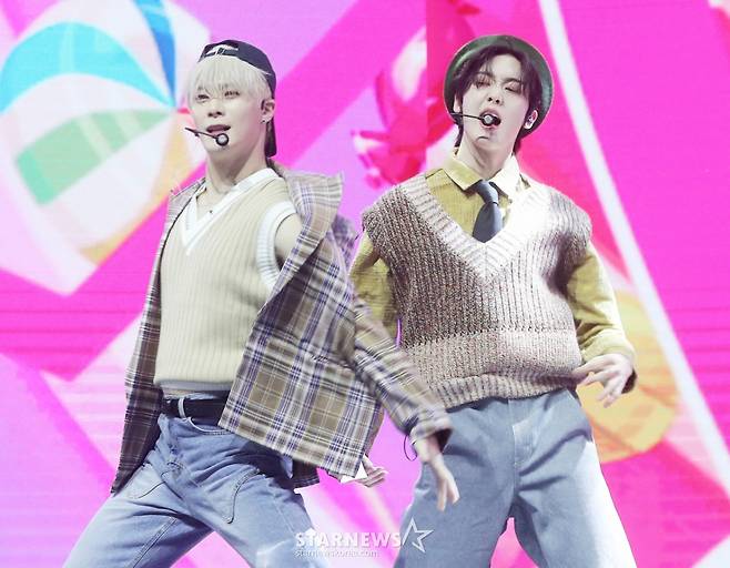 그룹 아스트로 유닛 '문빈&산하'가 4일 오후 서울 광진구 예스24 라이브홀에서 진행된 세 번째 미니앨범 'INCENSE'(인센스) 발매 기념 쇼케이스에서 멋진 무대를 선보이고 있다. 2023.01.04