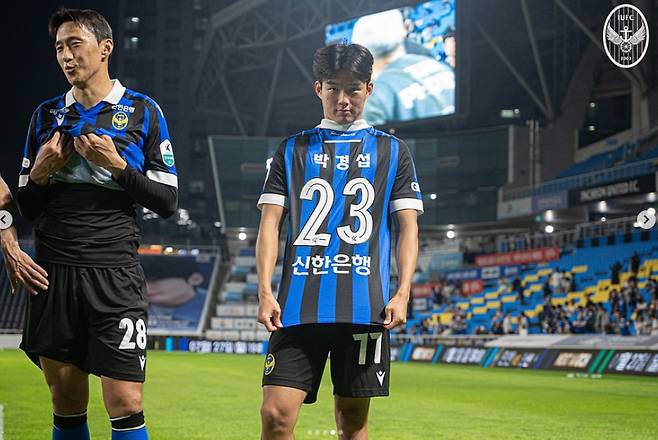 지난 13일 충남아산전 승리 후 박경섭 유니폼을 입으며 응원을 전한 박승호. /사진=인천유나이티드 제공