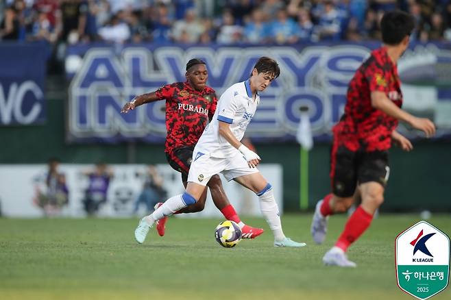 지난달 29일 김포솔터축구장에서 열린 김포FC와의 하나은행 K리그2 2025 18라운드 원정경기에 출전했던 인천 유나이티드 문지환. 이 경기에서 문지환은 골키퍼 손정현과 충돌로 복귀까지 12개월 전후가 소요되는 부상을 당했다. /사진=한국프로축구연맹 제공