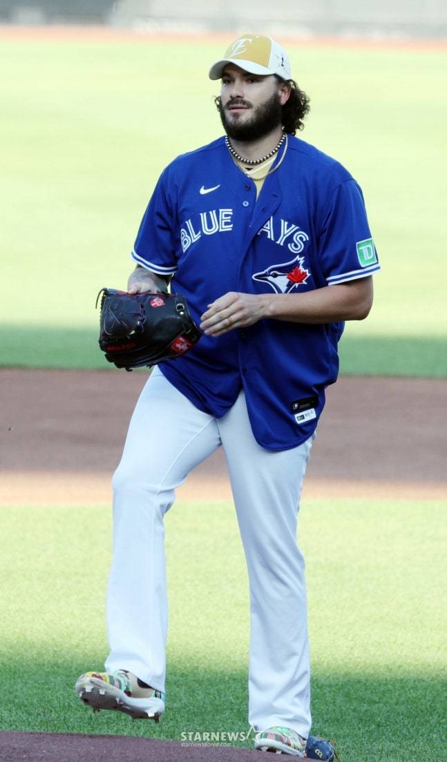 나눔 올스타의 코디 폰세(한화)가 12일 대전한화생명볼파크에서 열린 2025KBO리그 올스타게임에 선발등판해 다스베이더 세리머니에 이어 류현진 토론토 사인유니폼을 입고 투구를 하고 있다. /사진=강영조 선임기자