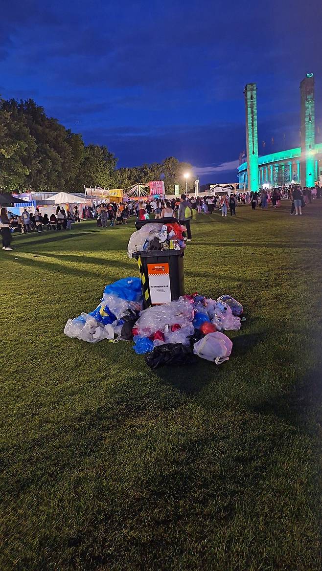 롤라팔루자 베를린 제이홉 공연 뒤 쓰레기를 정리한 모습 /사진 출처  X@jawatisdi 계정