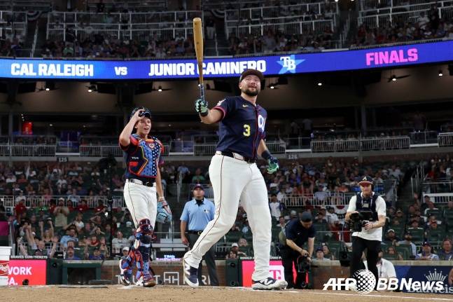 시애틀 매리너스 포수 칼 랄리가 15일(한국시간) 미국 조지아주 애틀랜타의 트루이스트 파크에서 열린 2025 메이저리그 올스타전 홈런 더비에서 홈런을 치고 있다. /AFPBBNews=뉴스1
