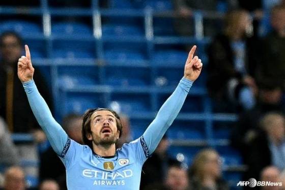 잭 그릴리시가 레스터 시티전 득점 후 두 손을 높이 치켜들고 있다.  /AFPBBNews=뉴스1