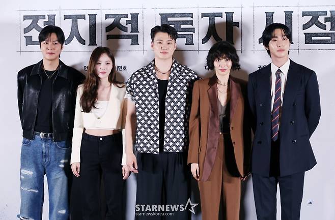 배우 이민호, 채수빈, 신승호, 나나, 안효섭이 15일 오후 서울 메가박스 코엑스에서 진행된 영화 '전지적 독자 시점'(감독 김병우) 언론시사회 및 기자간담회에 참석해 포즈를 취하고 있다. 10년 이상 연재된 소설이 완결된 날 소설 속 세계가 현실이 된 세상에서 유일한 독자였던 ‘김독자’가 소설의 주인공 ‘유중혁’과 동료들과 함께 멸망한 세계에서 살아남기 위한 펼치는 이야기를 그린 판타지 액션 영화 '전지적 독자 시점’은 오는 23일 개봉한다. /2025.07.15 /사진=이동훈 photoguy@