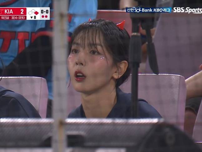 롯데 목나경 치어리더가 지난 4일 광주 KIA전에서 8회말 롯데가 홈런을 허용하자 어두운 표정을 짓고 있다. /사진=SBS스포츠 중계화면 갈무리