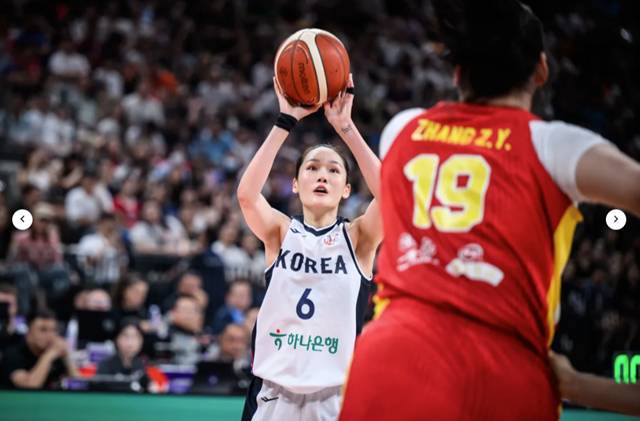 경기에 집중하는 최이샘(왼쪽). /사진=FIBA 캡처