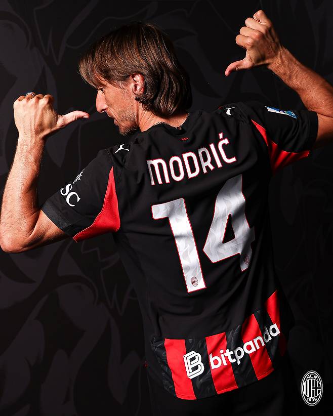 밀란이 14일(한국시간) 공식 홈페이지를 통해 모드리치가 구단과 계약해 입단했다고 공식 발표했다. 그는 내년까지 1년 계약을 맺으며 1년 연장 옵션이 포함돼 있다.&nbsp;  모드리치는 지난 7월 레알 마드리드(스페인)가 PSG(프랑스)와 2025 국제축구연맹(FIFA) 클럽월드컵 4강전에서 패해 탈락하면서 공식적으로 레알 선수로의 일정을 마무리했다.&nbsp;AC밀란