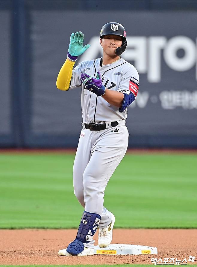 KT 위즈 외야수 안현민이 올해 정규시즌 경기에서 안타를 친 뒤 기뻐하고 있다. 엑스포츠뉴스 DB
