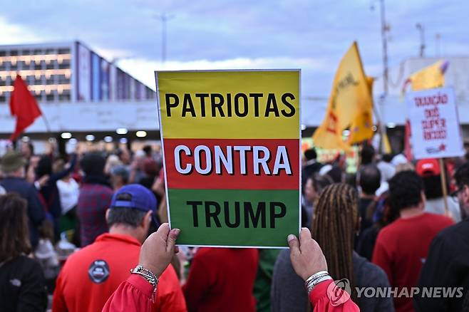 10일(현지시간) 브라질에서 진행된 '트럼프 규탄' 시위 [브라질리아 EPA=연합뉴스. 재판매 및 DB 금지]