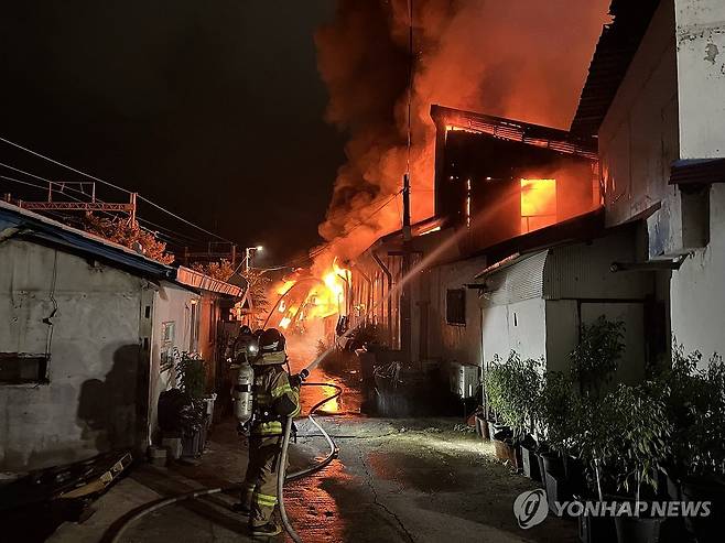 대전 가구 공장 불 (대전=연합뉴스) 14일 오후 10시 48분께 대전 서구 한 가구공장에서 불이 나 소방 당국이 진화하고 있다. 2025.7.15 [대전소방본부 제공. 재판매 및 DB 금지] soyun@yna.co.kr