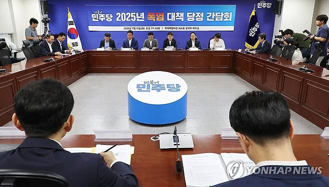 폭염 대책 당정 간담회서 발언하는 진성준 정책위의장 (서울=연합뉴스) 김주형 기자 = 더불어민주당 진성준 정책위의장이 15일 서울 여의도 국회 의원회관에서 열린 '폭염 대책 당정 간담회'에 참석해 발언하고 있다. 2025.7.15 kjhpress@yna.co.kr