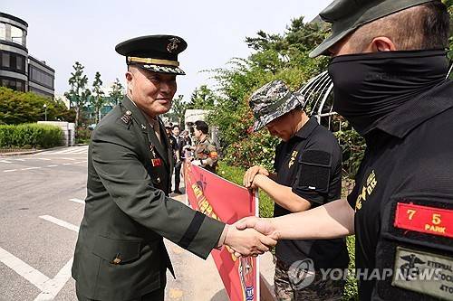 악수하는 박정훈 대령 [연합뉴스 자료사진]
