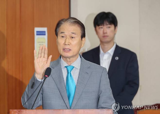 선서하는 권오을 보훈부 장관 후보자 (서울=연합뉴스) 김주성 기자 = 권오을 국가보훈부 장관 후보자가 15일 서울 여의도 국회 정무위원회에서 열린 인사청문회에서 선서하고 있다. 2025.7.15 utzza@yna.co.kr