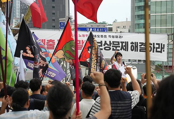 구호 외치는 넥슨 네오플 노조 (서울=연합뉴스) 김주환 기자 = 24일 서울 강남구 네오플 서울지사 사옥 앞에서 민주노총 화학섬유식품노조 넥슨지회 네오플분회 관계자들이 집회를 열고 있다.
    네오플분회는 이날 서울지사, 25일 제주 본사에서 각각 집중 결의대회를 열고 다음날부터 3일간 전면 파업에 돌입한다고 이날 밝혔다. 2025.6.24 jujuk@yna.co.kr
