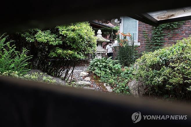 '건진법사' 법당 들어가는 특검팀 (서울=연합뉴스) 이진욱 기자 = 김건희 여사 관련 의혹들을 수사하는 민중기 특별검사팀이 15일 서울 역삼동 건진법사 전성배 씨의 법당에 대한 압수수색에 나선 가운데 특검 관계자들이 법당으로 들어가고 있다. 2025.7.15 [공동취재] cityboy@yna.co.kr