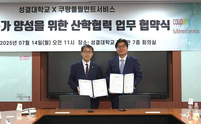 쿠팡풀필먼트서비스, 성결대와 '물류 인재 양성' MOU 정종철 쿠팡풀필먼트서비스 대표이사(오른쪽)와 정희석 성결대학교 총장 [쿠팡 제공. 재판매 및 DB금지]