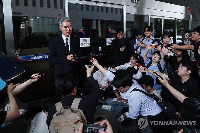 취재진에 입장 밝히는 장현국 전 위메이드 대표 (서울=연합뉴스) 서대연 기자 = 가상화폐 위믹스(WEMIX) 유통량을 조작했다는 혐의로 불구속기소 된 장현국 전 위메이드 대표가 15일 서울 양천구 서울남부지방법원에서 열린 1심 선고공판에서 무죄를 선고받은 뒤 취재진에 입장을 밝히고 있다. 2025.7.15 dwise@yna.co.kr