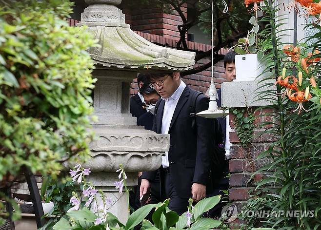 압수수색하는 '건진법사' 법당 (서울=연합뉴스) 이진욱 기자 = 김건희 여사 관련 의혹들을 수사하는 민중기 특별검사팀이 15일 서울 역삼동 건진법사 전성배 씨의 법당에 대한 압수수색에 나선 가운데 법당에서 특검 관계자가 분주히 움직이고 있다. 2025.7.15 [공동취재] cityboy@yna.co.kr