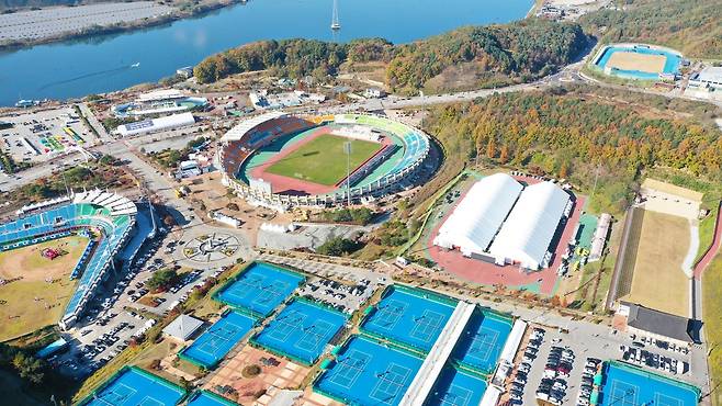 송암스포츠타운 전경(사진 아래 부분이 야외 테니스장) [춘천시 제공.재판매 및 DB 금지]