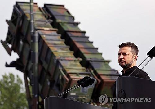 패트리엇 방공 미사일 시스템 앞에 서 있는 젤렌스키 우크라이나 대통령 [EPA=연합뉴스 자료사진]