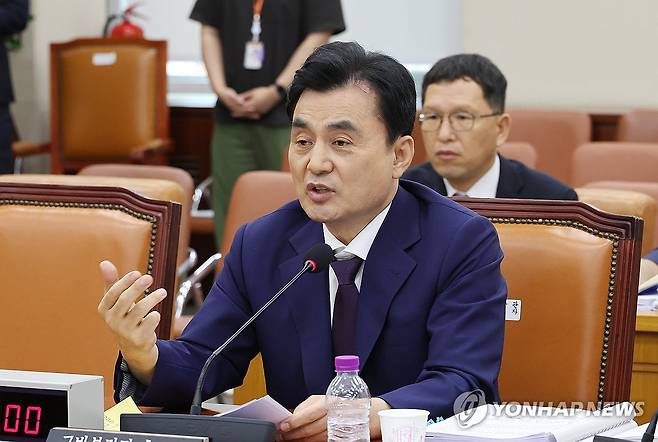 질의에 답변하는 안규백 국방부 장관 후보자 (서울=연합뉴스) 김주형 기자 = 안규백 국방부 장관 후보자가 15일 국회 국방위원회에서 열린 인사청문회에서 의원 질의에 답변하고 있다. 2025.7.15 kjhpress@yna.co.kr