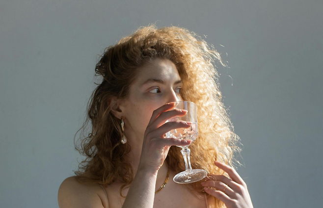 유리잔을 들고 있는 사람