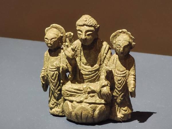 인천 강화군 강화읍 강화여고 기숙사 증축 부지에서 2010년 출토된 금동삼존불. 강화역사박물관에 전시 중이다. 2025.7.13 /정진오기자 schild@kyeongin.com