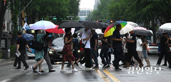 비가 내리며 흐린 날씨가 이어진 16일 오후 수원시내 한 횡단보도에서 우산을 쓴 시민들이 발걸음을 재촉하고 있다. 2025.7.16 /최은성기자 ces7198@kyeongin.com