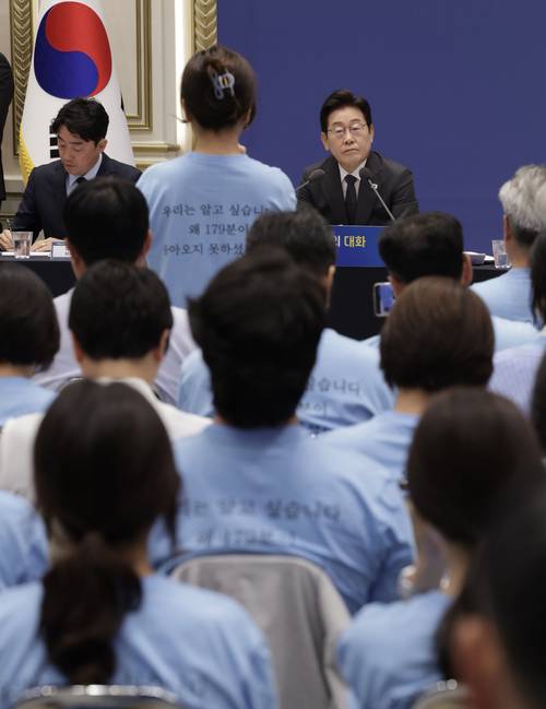 이재명 대통령이 16일 청와대 영빈관에서 열린 ‘기억과 위로, 치유의 대화’ 사회적 참사 유가족 간담회에서 12·29 제주항공 여객기 참사 유가족 발언을 듣고 있다. 2025.7.16 /연합뉴스