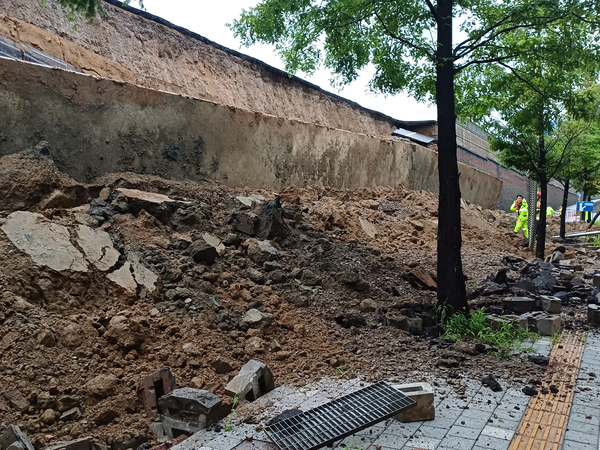 16일 오후 7시4분께 오산시 가장동 가장교차로 인근 옹벽이 도로 쪽으로 붕괴돼 차량 2대를 덮쳤다는 신고가 접수됐다. /경기소방재난본부 제공