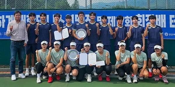 제41회 전국하계대학테니스연맹전 남녀 단체전에서 7년 만에 동반 우승을 차지한 명지대 선수들이 기념촬영을 하고 있다. /프리랜서 김도원 기자 제공