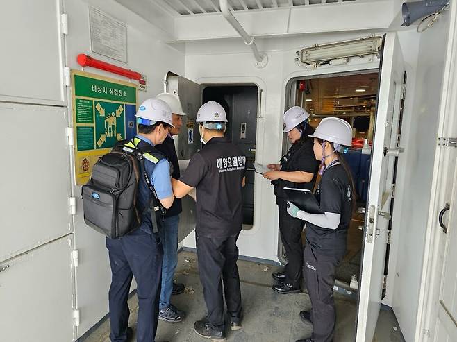 ▲ 해양경찰관들이 유관기관과 함께 해양 오염 취약 선박을 점검하고 있다./사진제공=해양경찰청