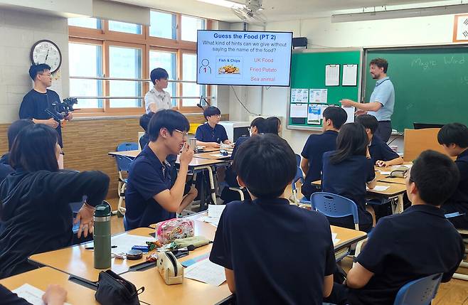 ▲지난 10일 화성 능동중학교에서 '2025 경기외국어미래교육 선도학교-LAON' 사업 프로그램이 운영되고 있다./사진제공=경기도교육청
