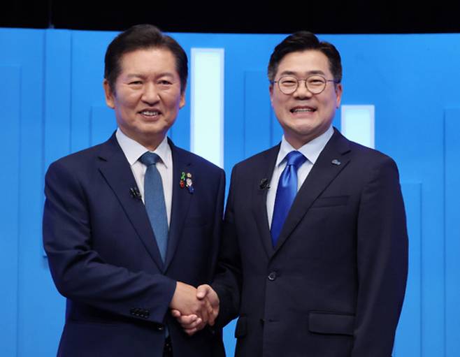 ▲ 더불어민주당 정청래(왼쪽)·박찬대 당대표 후보가 16일 서울 양천구 목동 SBS에서 TV토론회에 앞서 기념촬영을 하고 있다. /국회사진기자단