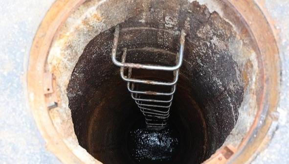 사고가 발생한 인천 계양구 병방동의 맨홀 [사진 = 연합뉴스]