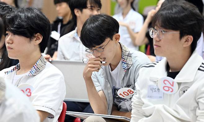 '제3회 대전 특성화고 안전지식 경진대회'에 참가한 한 학생이 난이도 높은 문제에 대해 고민하고 있다. /사진=이성희 기자