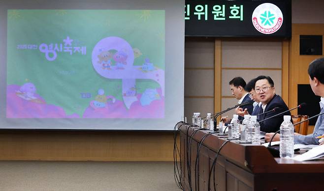 16일 대전시청 대회의실에서 이장우 시장을 비롯한 축제추진위원회 위원들이 참석한 가운데 추진위원회를 열고, 행사장 구성과 콘텐츠 운영, 교통통제 대책 등을 최종 점검했다. (사진= 대전시)