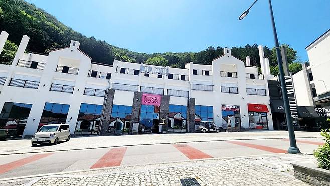 담양 대규모 복합예술단지 소아르떼 내에 자리한 ‘산아래 詩 연우책방’ 전경.