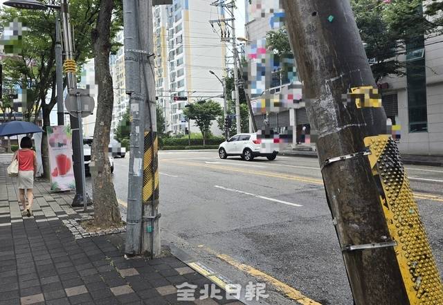 전주시 덕진구의 기울어진 전봇대. 김문경 기자