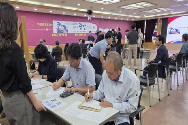 대통령 직속 국정기획위원회의 '찾아가는 모두의 소통버스'가 16일 창원시를 찾아 민원을 청취하고 있다. / 창원시
