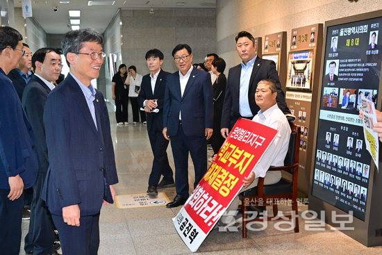 ▲ 울산시의회 공진혁 의회운영위원장이 15일 시의회 본회의장 앞에서 울산 울주군 온양읍 발리 학교부지 해제 결정 철회를 촉구하며 피켓 시위를 벌이고 있다. 시의회 제공