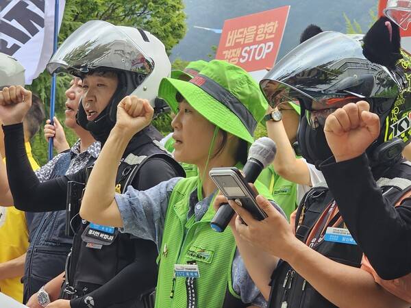 창원지역 배달 라이더들이 16일 오전 11시 창원 성산구 신월동 고용노동부 창원고용노동지청 앞에서 열린 기자회견에 참석해 구호를 외치고 있다.&nbsp; /최석환 기자