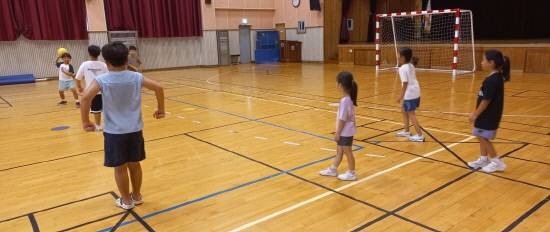 합천초등학교 학생들이 '신나는 주말체육학교'에서 운영하는 피구 경기를 하고 있다.