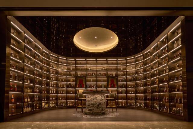 모스키노와 꾸민 부산롯데호텔 수영장(위)과 '더 라운지 앤 바'의 위스키 존. 부산롯데호텔 제공