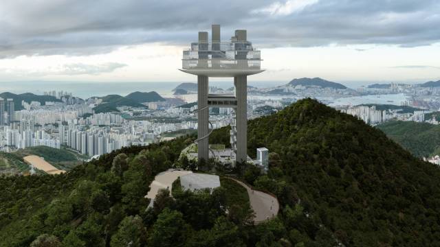 부산시가 16일 황령산 봉수 전망대 조성사업에 대한 실시계획인가를 고시하면서 개발 사업이 본궤도에 올랐다. 황령산 정상에 들어설 봉수 전망대의 조감도. 대원플러스 제공