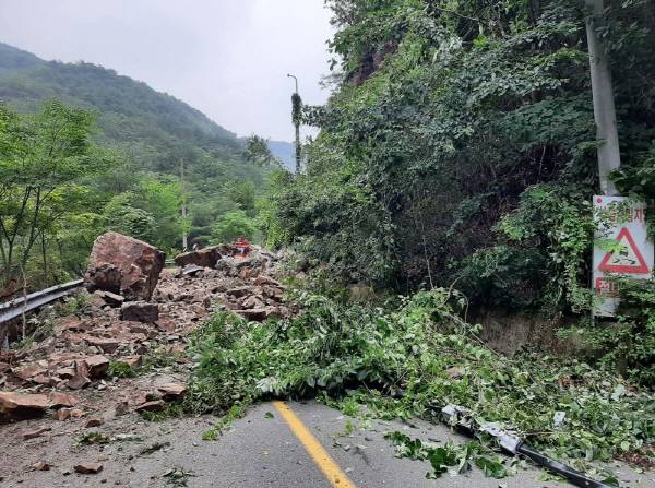16일 오전 6시 38분께 포항시 북구 죽장면 소재 69번 지방도에 산사태로 통행이 막힌 모습. 소방당국 제공