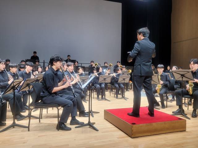 해봄학생 윈드오케스트라가 공연을 하고 있다./경남교육청/