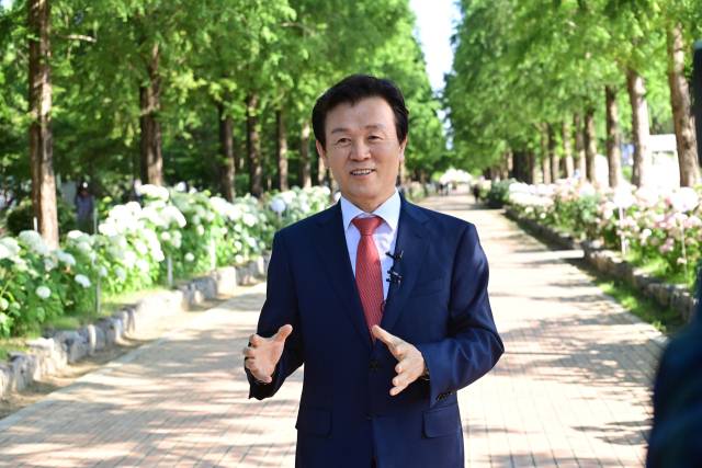 조규일 진주시장이 민선 8기 3주년 성과에 대해 설명하고 있다./진주시/